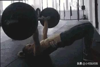 哑铃锻炼胸肌（哑铃锻炼胸肌最有效的动作）